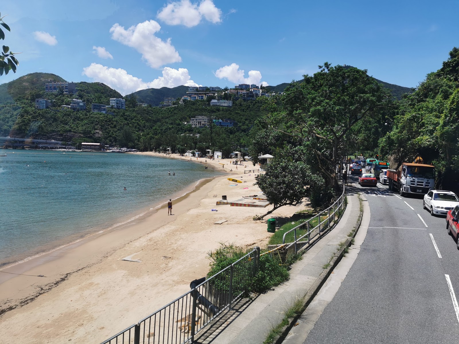 Foto von Deep Water Bay Beach von Klippen umgeben