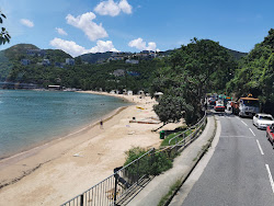 Foto von Deep Water Bay Beach von Klippen umgeben
