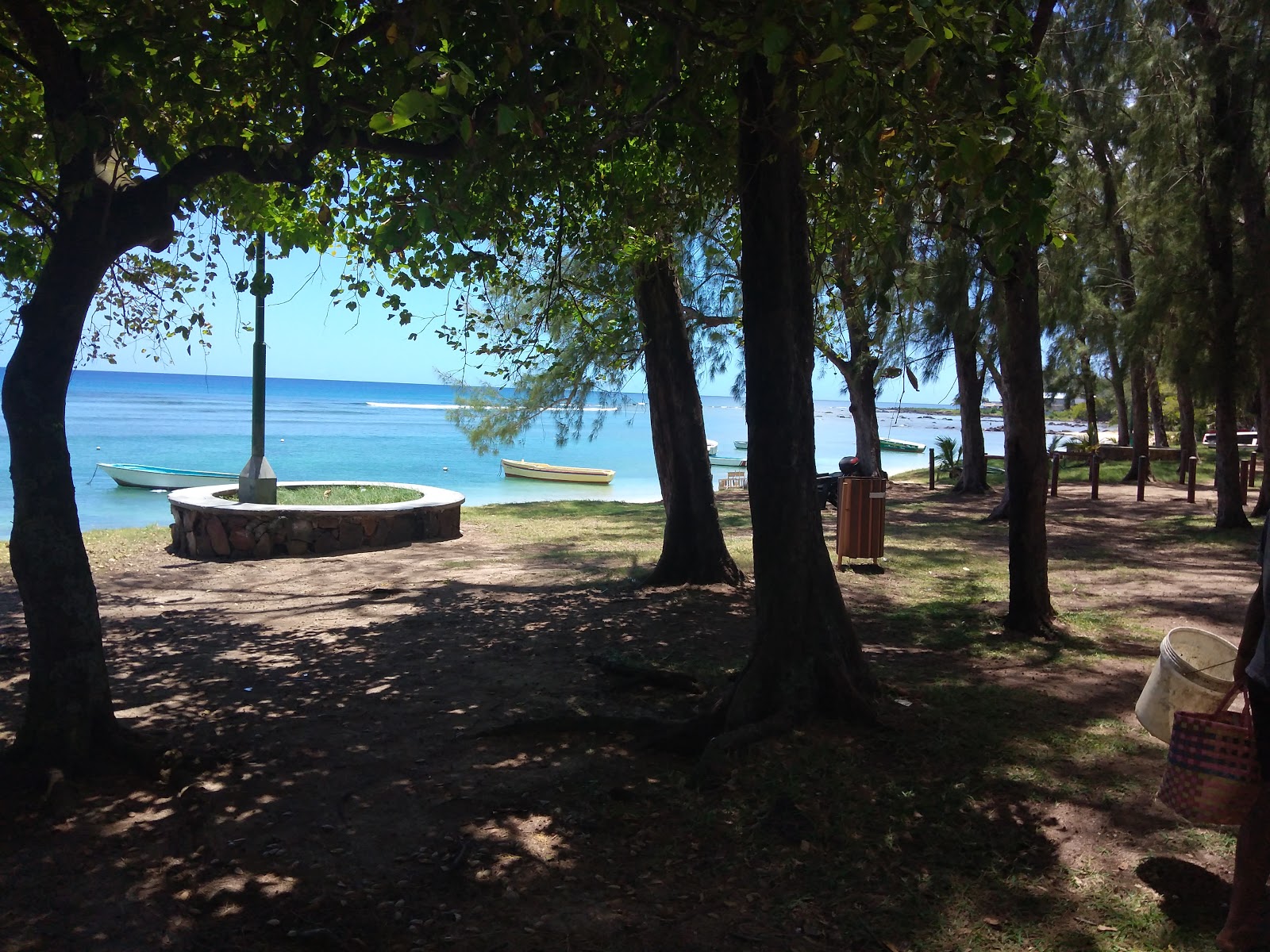 Foto de Pointe aux Piments Beach com linha costeira longa e reta