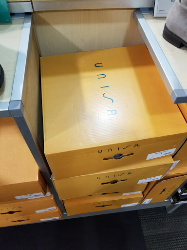 Shoe Store «DSW Designer Shoe Warehouse», reviews and photos, 413 N Milwaukee Ave, Vernon Hills, IL 60061, USA