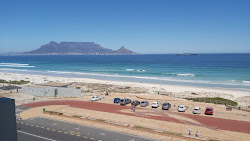 Foto de Bloubergstrand beach e o assentamento