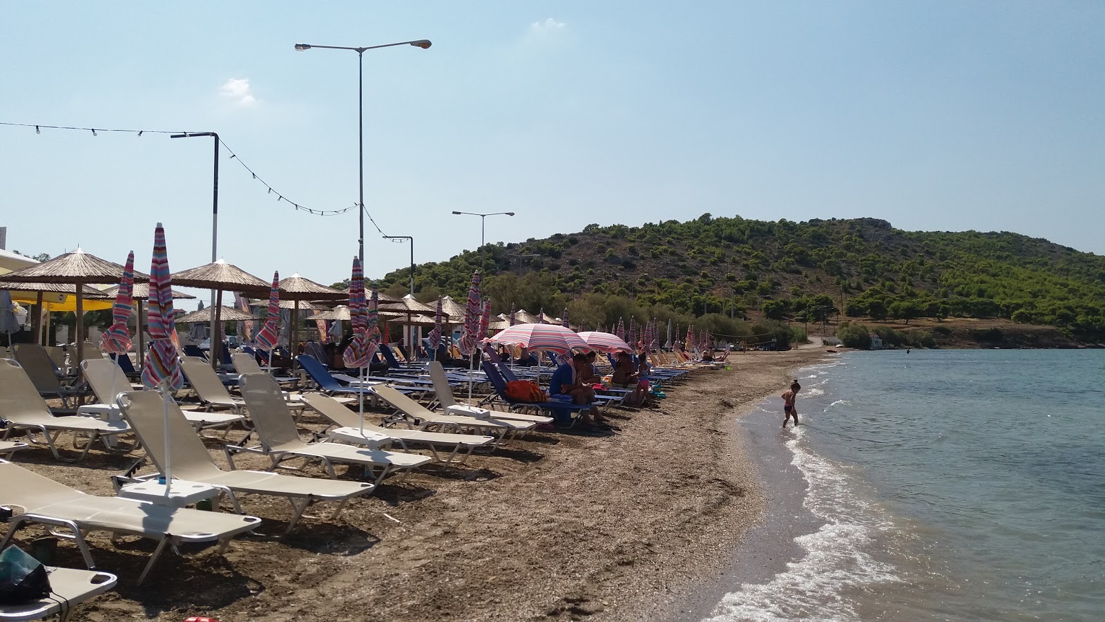 Foto di Paralia Psili Ammos con una superficie del sabbia nera e ciottoli