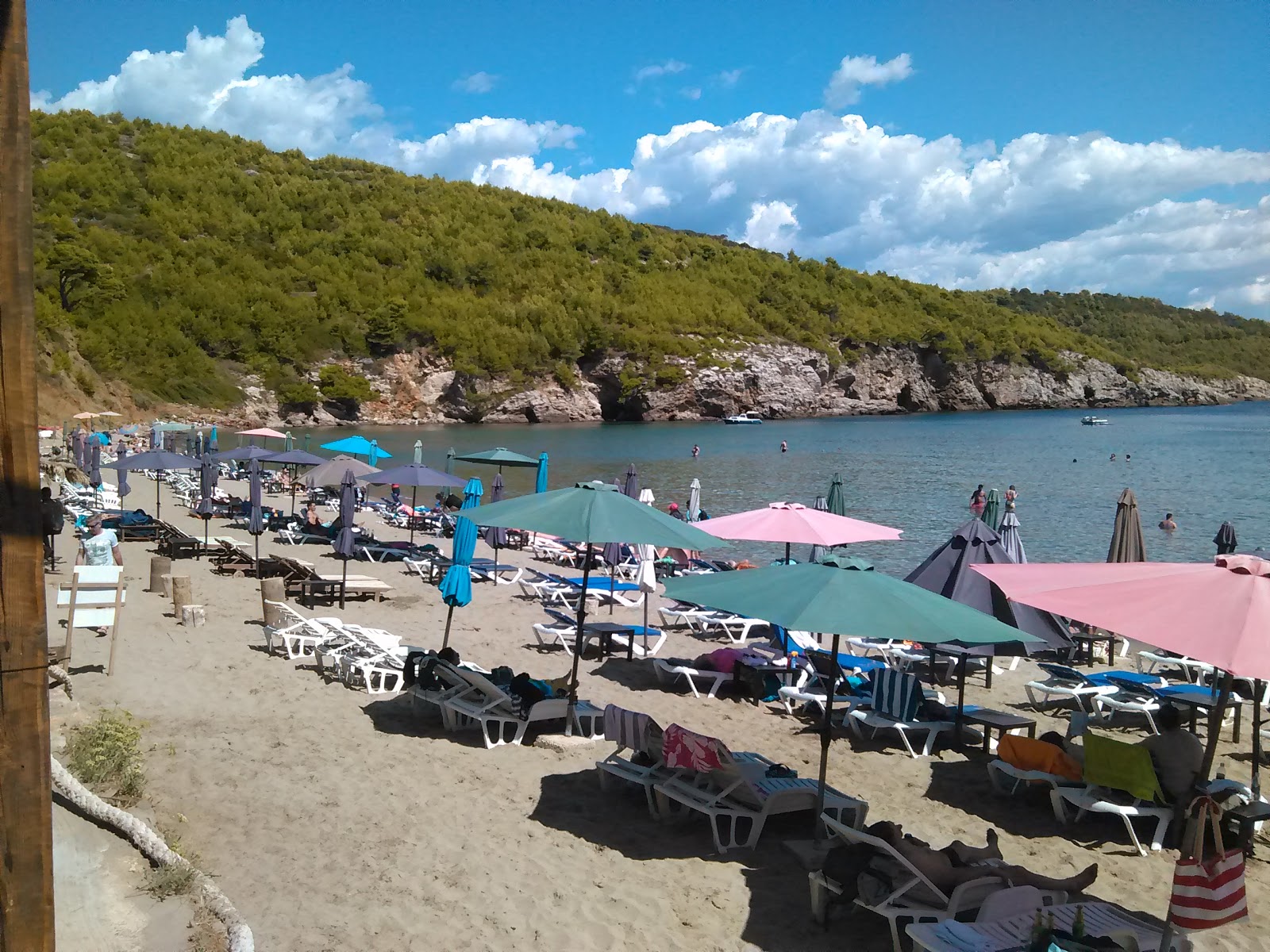 Foto af Sunj beach bakket op af klipperne