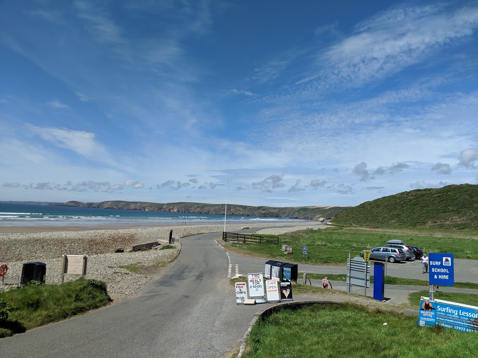 Photo de Newgale beach entouré de montagnes