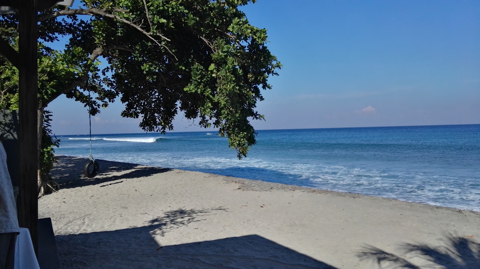 Foto von Lendang Luar Beach mit langer gerader strand