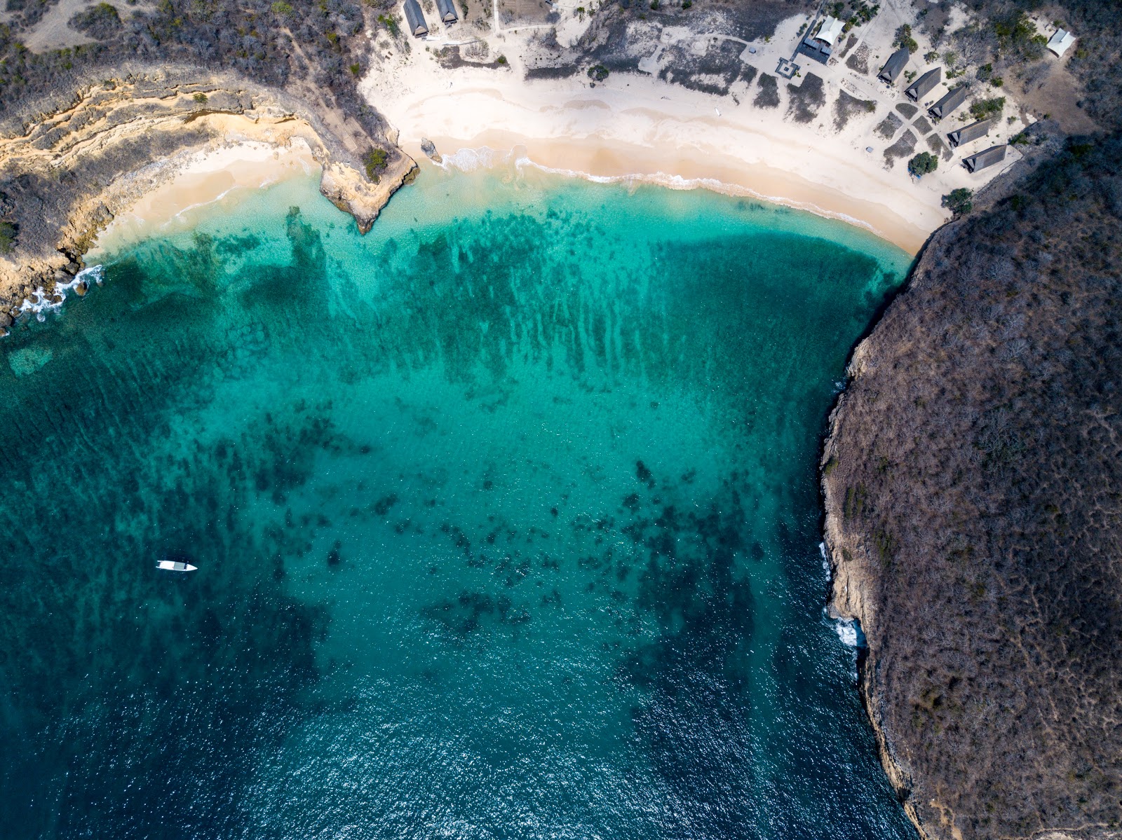 Photo de Tanjung Bloam Beach protégé par des falaises