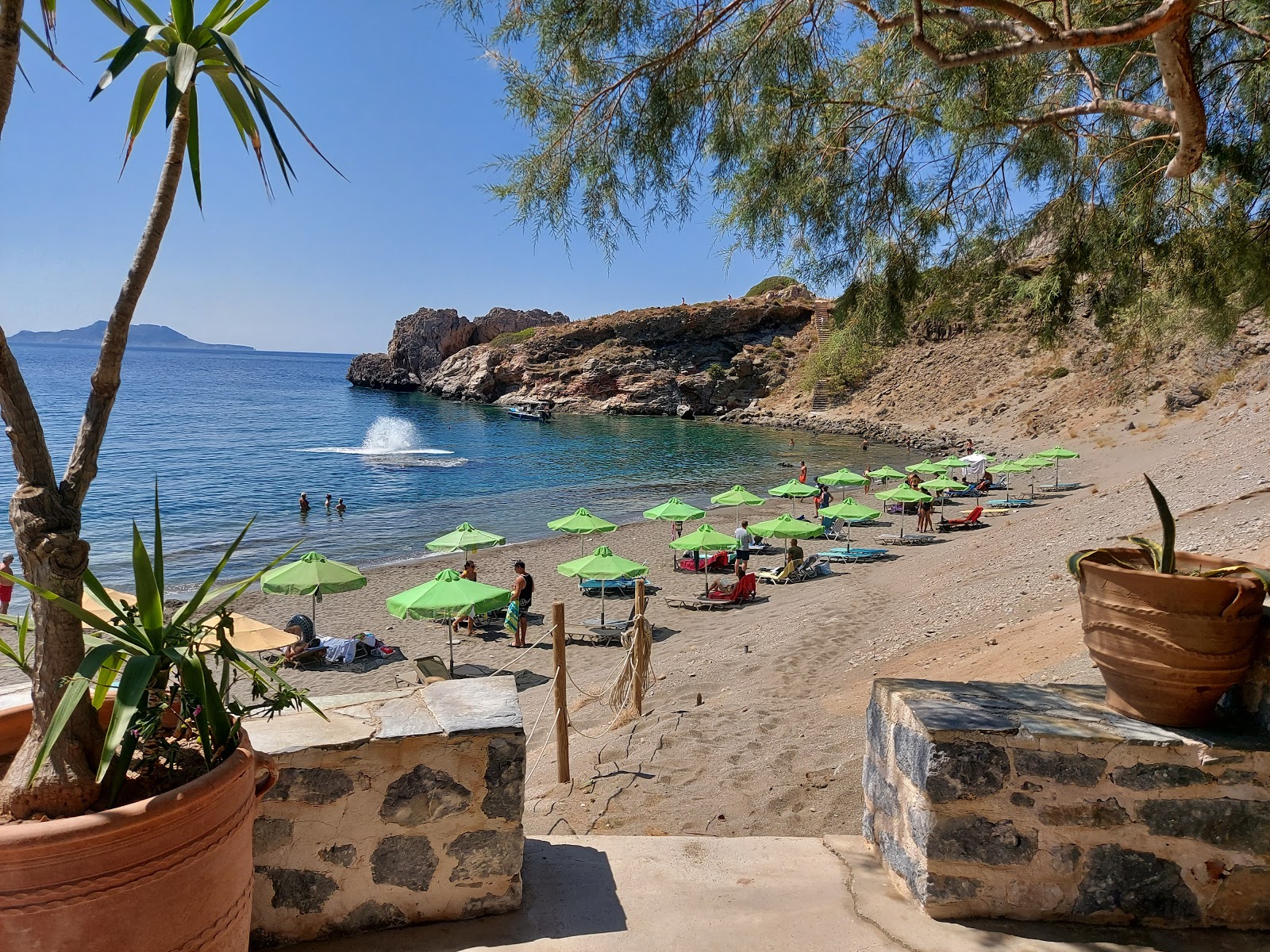 Agios Pavlos beach的照片 带有碧绿色纯水表面