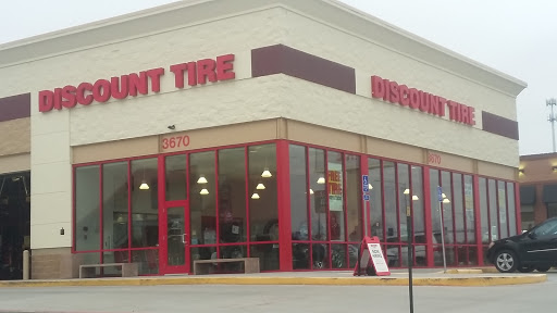 Tire Shop «Discount Tire Store - Springfield, MO», reviews and photos, 3670 S Glenstone Ave, Springfield, MO 65804, USA