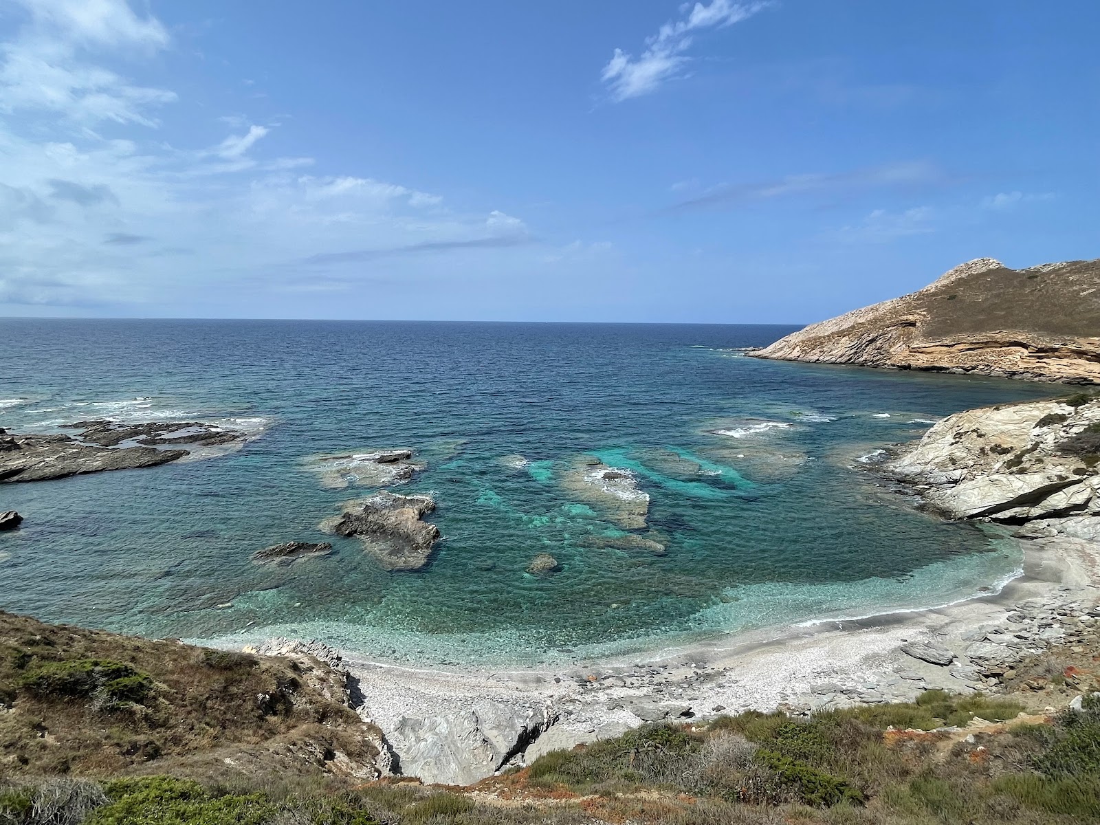 Spiaggia Isola dei Porri'in fotoğrafı mavi saf su yüzey ile