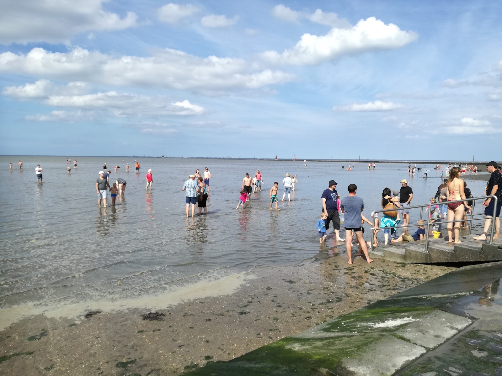 Foto di Spiaggia di Harlesiel con una superficie del acqua cristallina