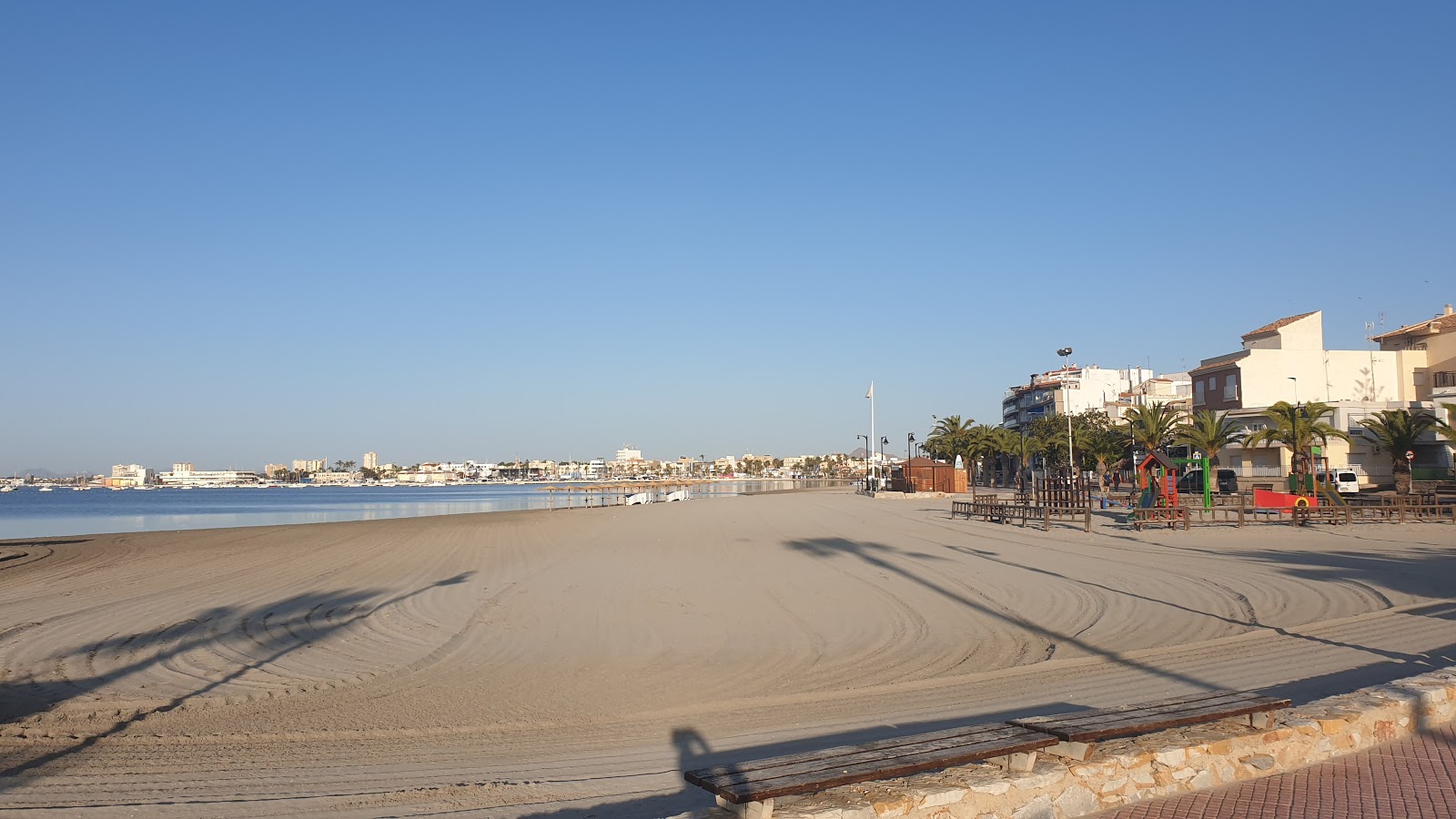 Foto van Playa Villananitos met grijs zand oppervlakte