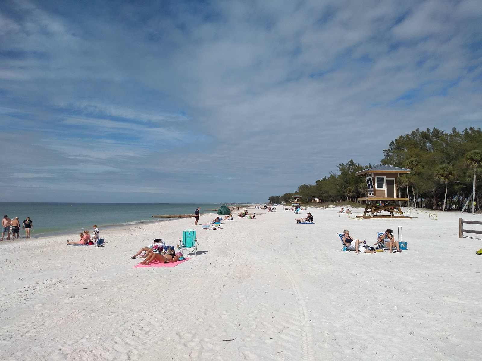 Coquina beach的照片 带有白沙表面