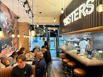 Atmosphère du Restaurant américain Sisters' Café à Versailles - n°3