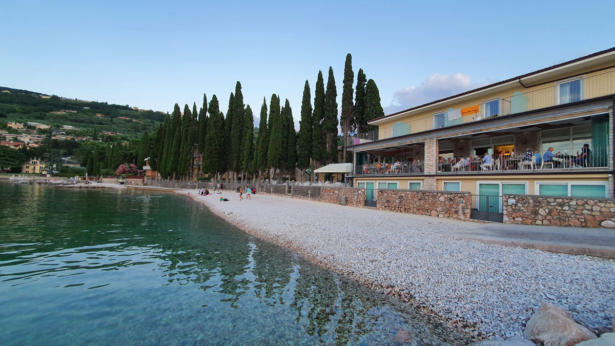Foto de Spiaggia di Torri del Benaco respaldado por acantilados