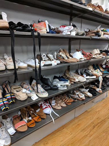 Used Clothing Store «Crossroads Trading Co», reviews and photos, 1730 Sherman Ave, Evanston, IL 60201, USA