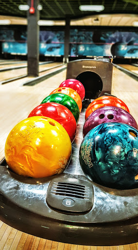 Bowling Alley «Strike Ten Lanes & Lounge», reviews and photos, 800 E Nerge Rd, Roselle, IL 60172, USA