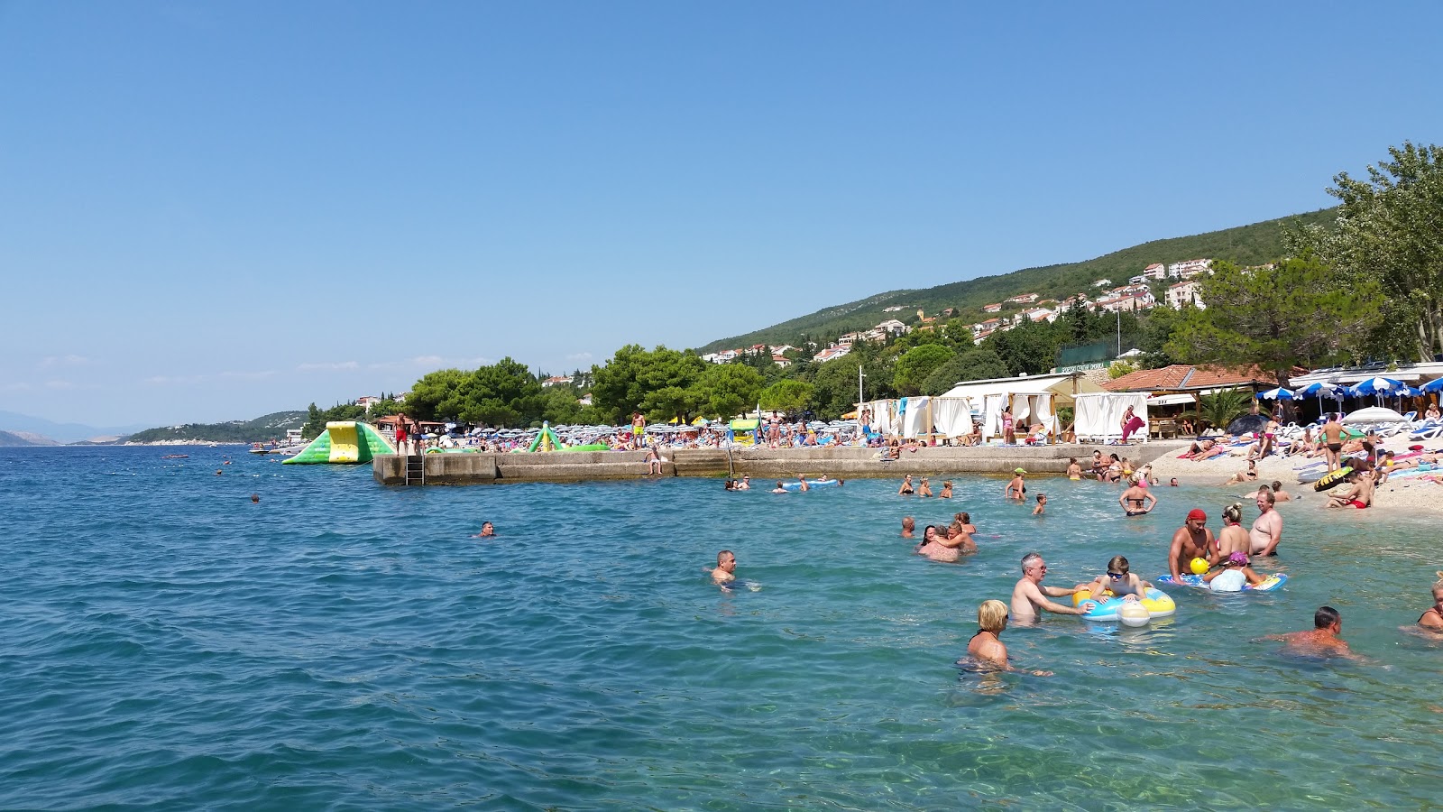 Omorika beach'in fotoğrafı birden fazla geniş koy ile birlikte