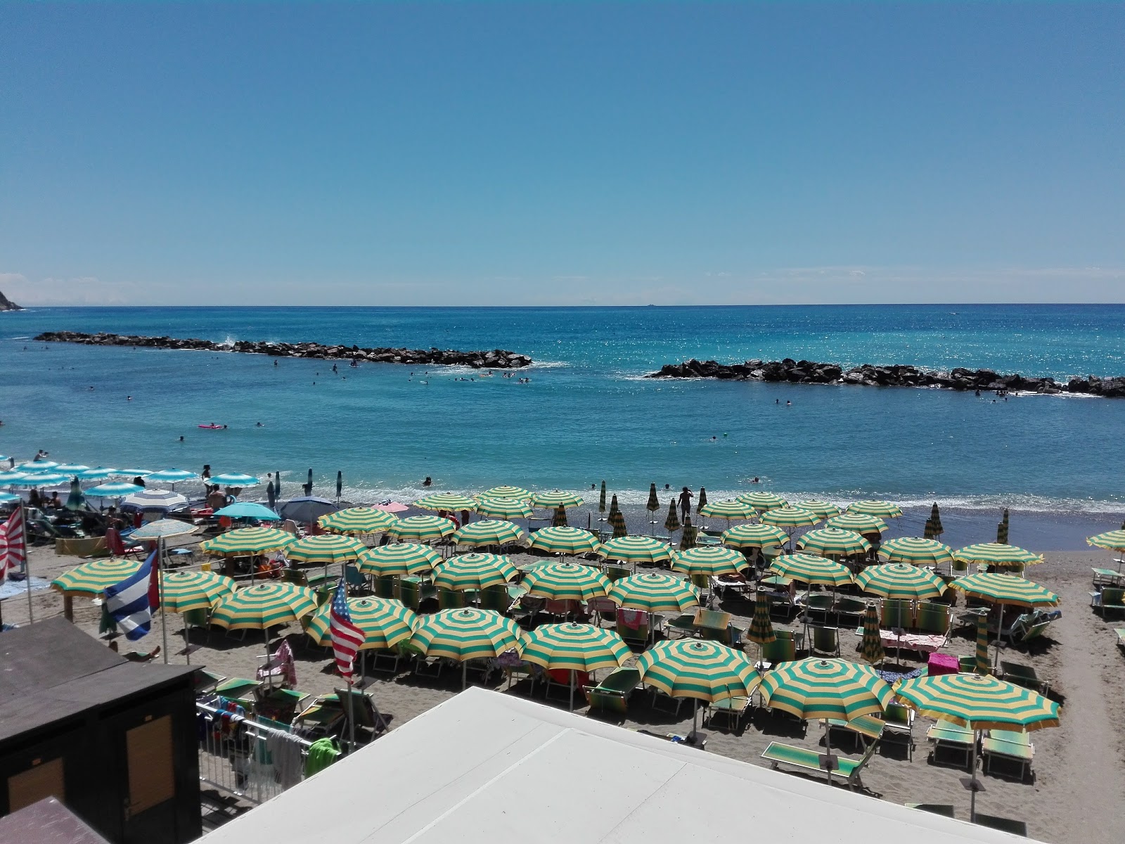 Foto von Spiaggia Moneglia von Klippen umgeben