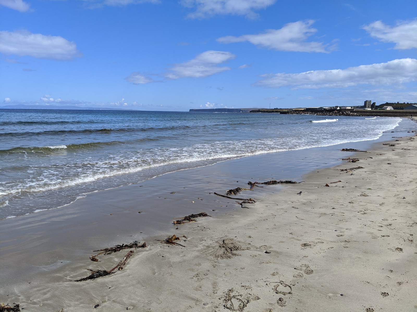 Fotografija Thurso Beach z svetel pesek površino