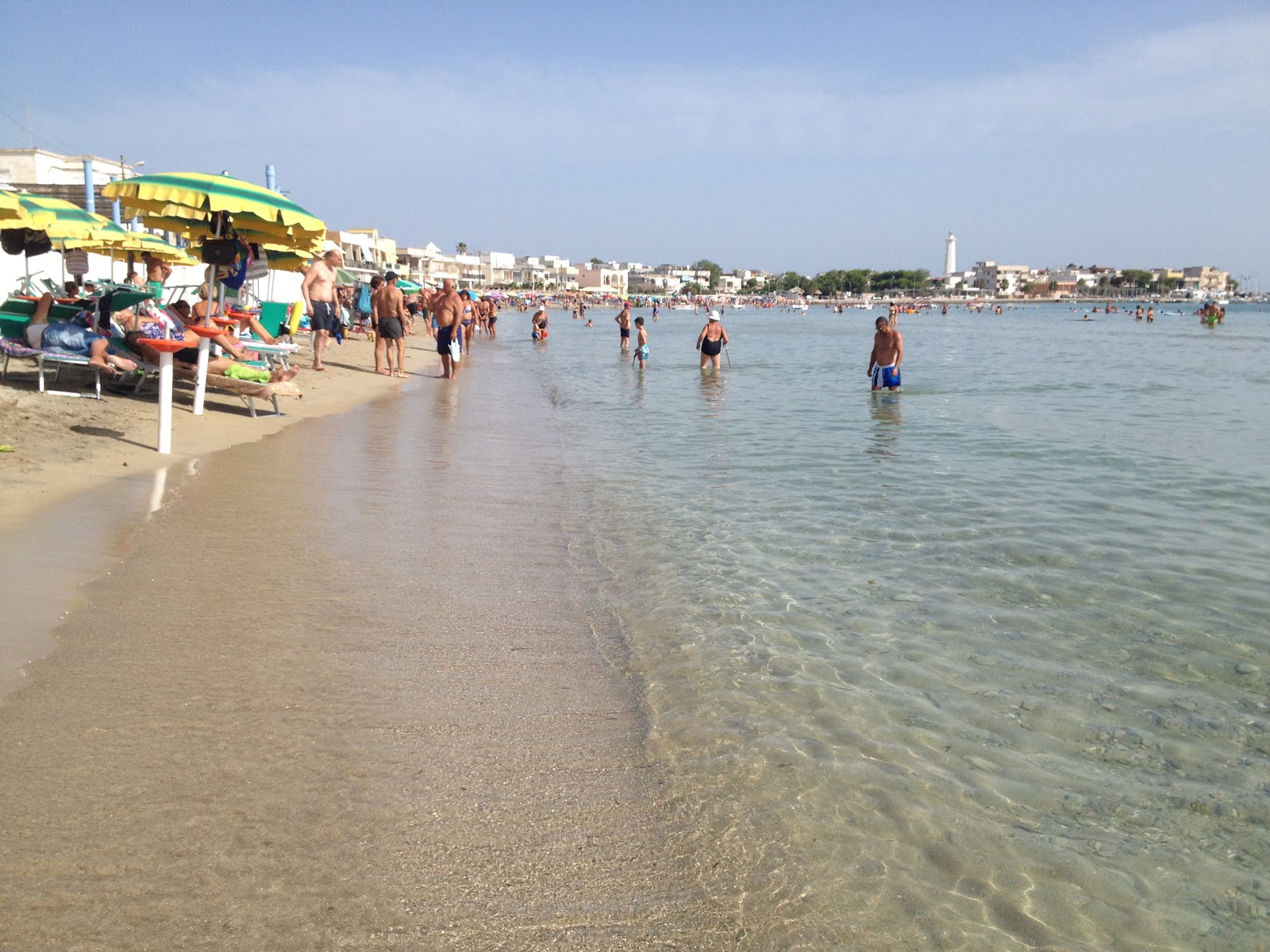 Φωτογραφία του Spiaggia di Torre Canne με καθαρό μπλε νερό επιφάνεια