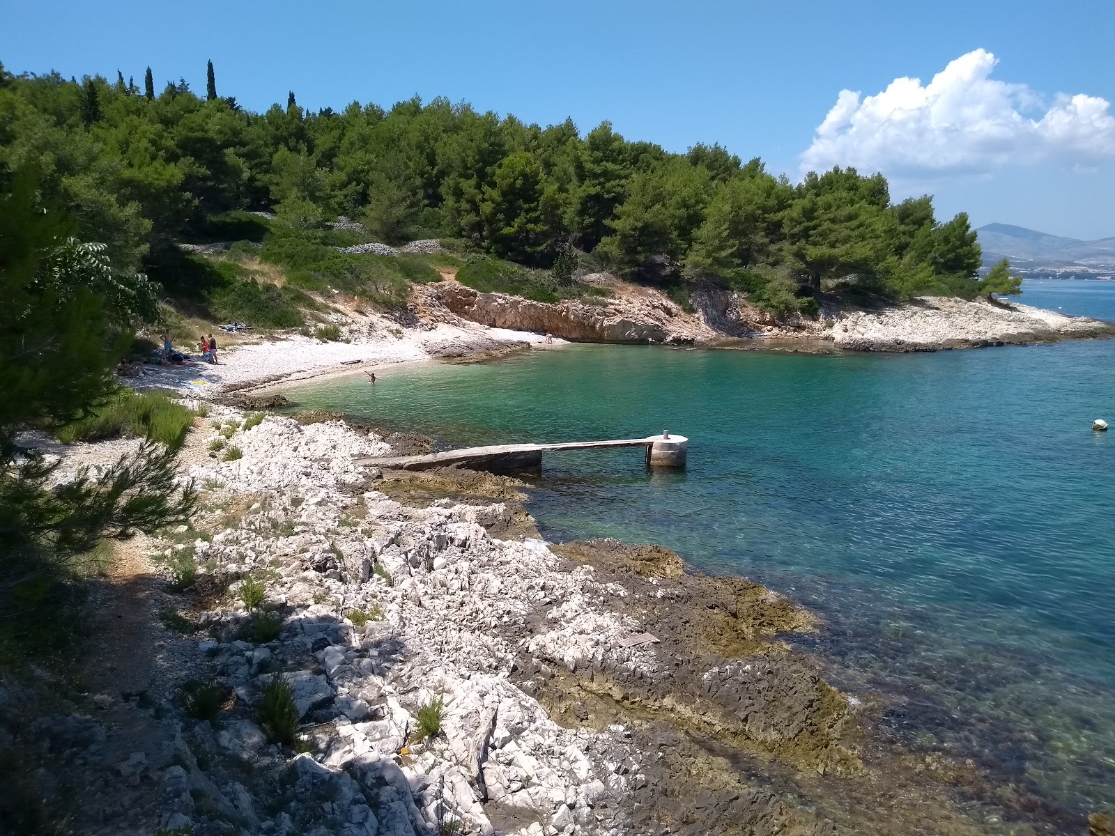 Foto di Slatine beach con una superficie del ciottolo leggero