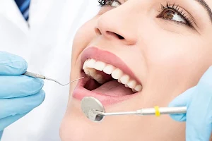 مجمع الإبتسامة الساطعة المتخصص في طب الأسنان image