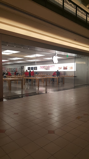 Computer Store «Apple Solomon Pond Mall», reviews and photos, 601 Donald Lynch Blvd, Marlborough, MA 01752, USA