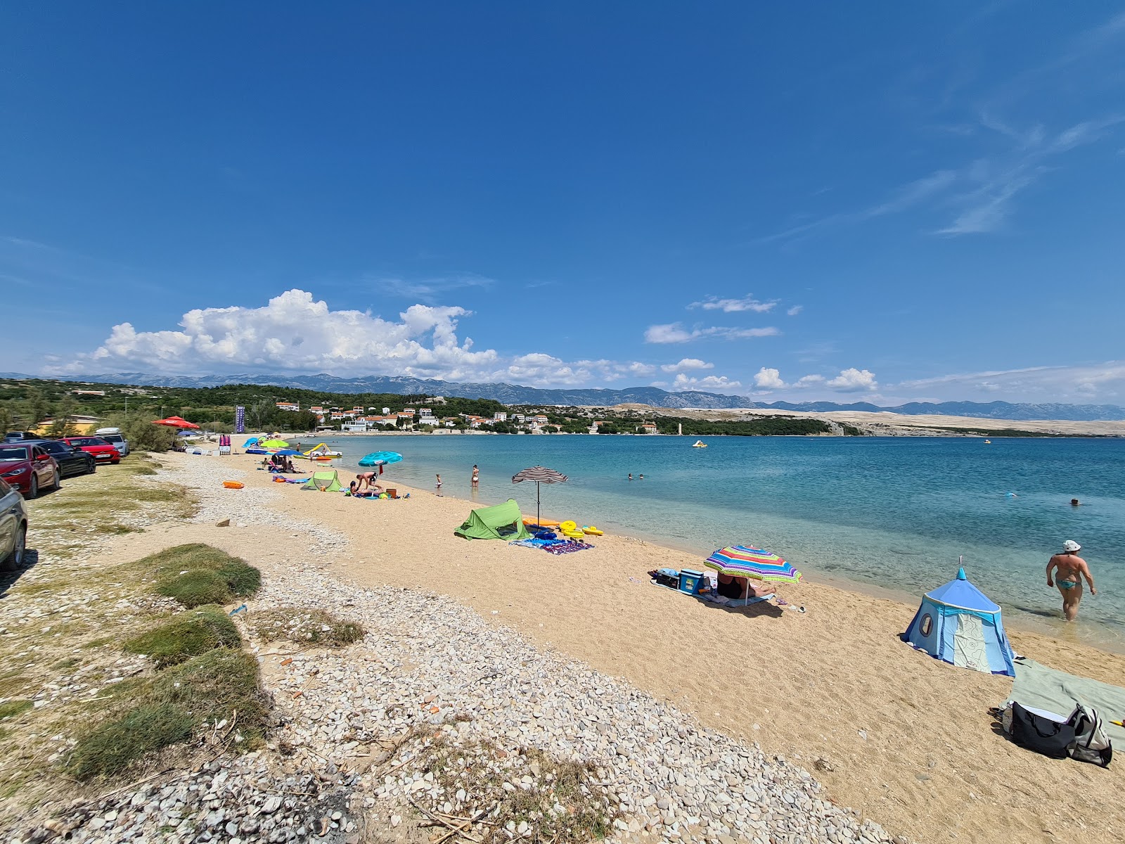 Fotografija Caska beach z lahki fini kamenček površino