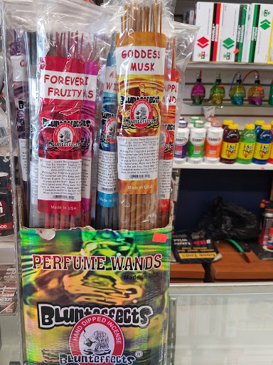 Home Goods Store «Puffys Smoke Shop», reviews and photos, 621 S Collins St, Plant City, FL 33563, USA