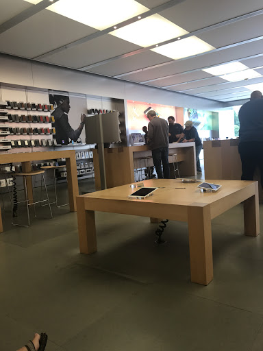 Computer Store «Apple Friendly Center», reviews and photos, 3320 W Friendly Ave, Greensboro, NC 27410, USA