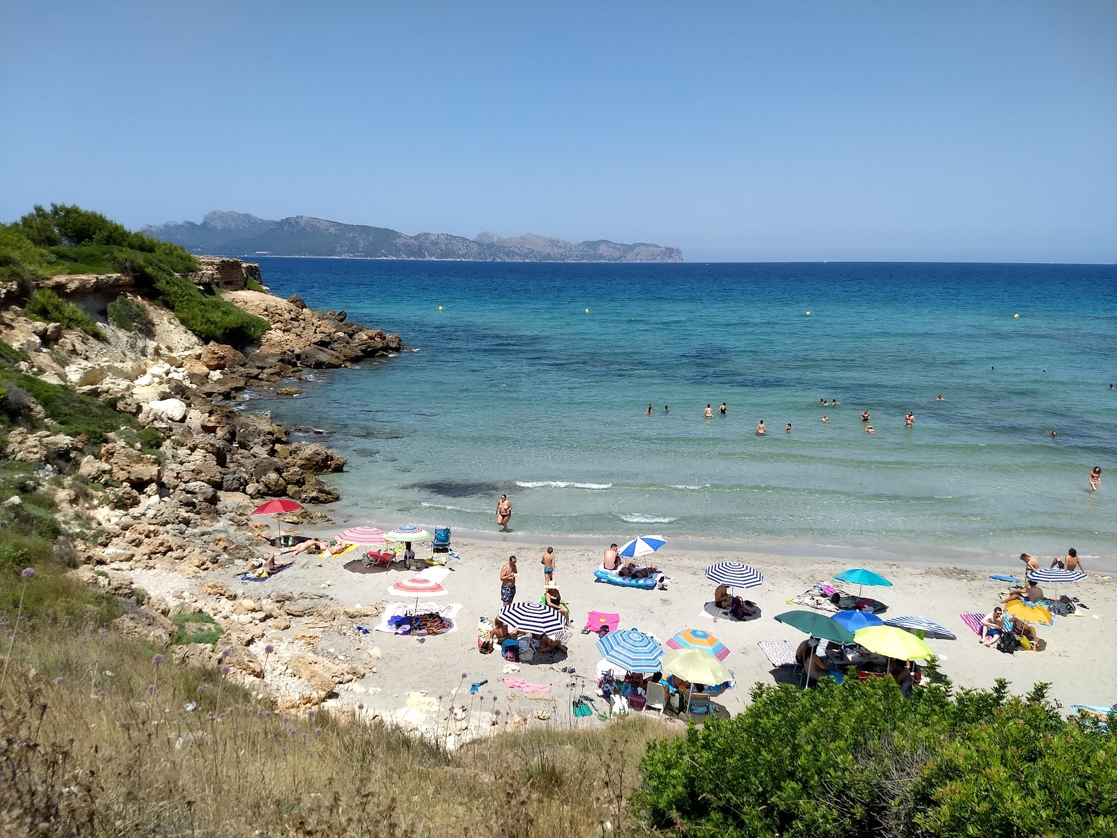 Foto von Sant Joan Strand mit türkisfarbenes wasser Oberfläche