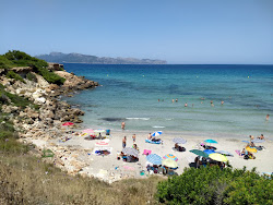 Sant Joan Plajı'in fotoğrafı küçük koy ile birlikte