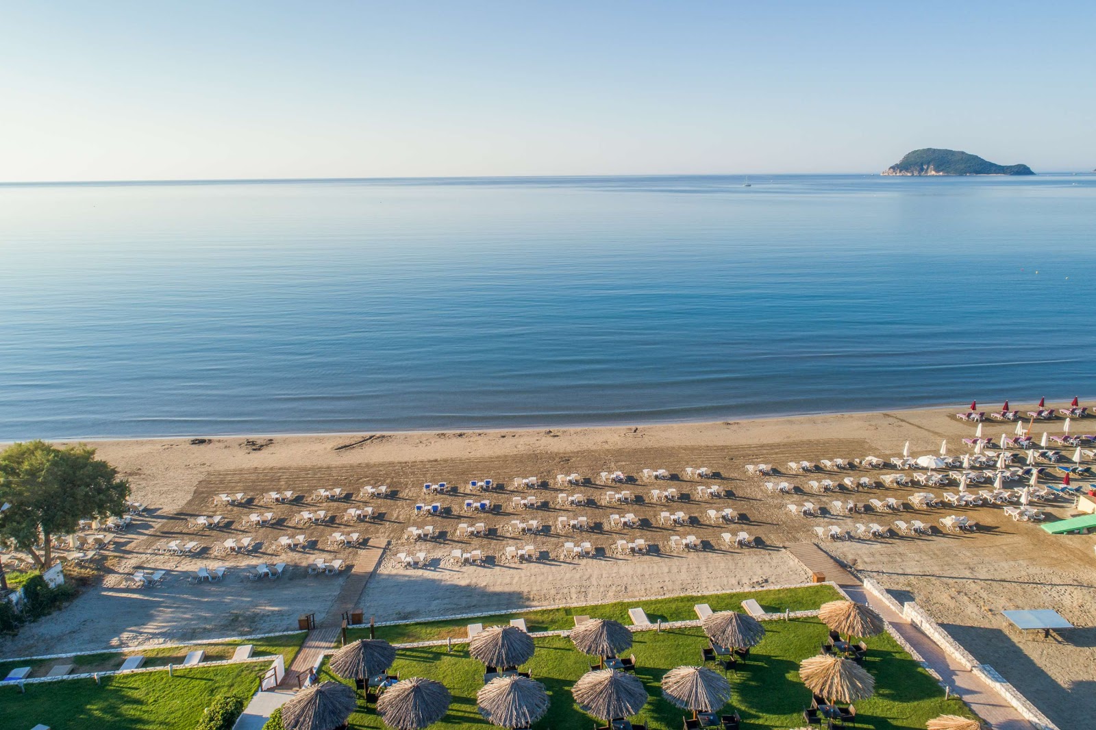 Fotografija Laganas plaža II z turkizna čista voda površino