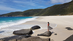 Shelly Beach'in fotoğrafı geniş bir kıyı şeridi ile birlikte