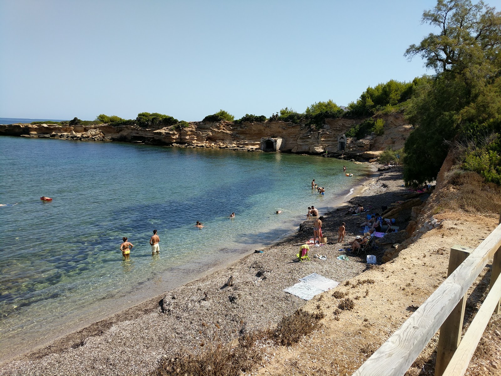 Foto von Cala Camps Vells mit graue kiesel Oberfläche
