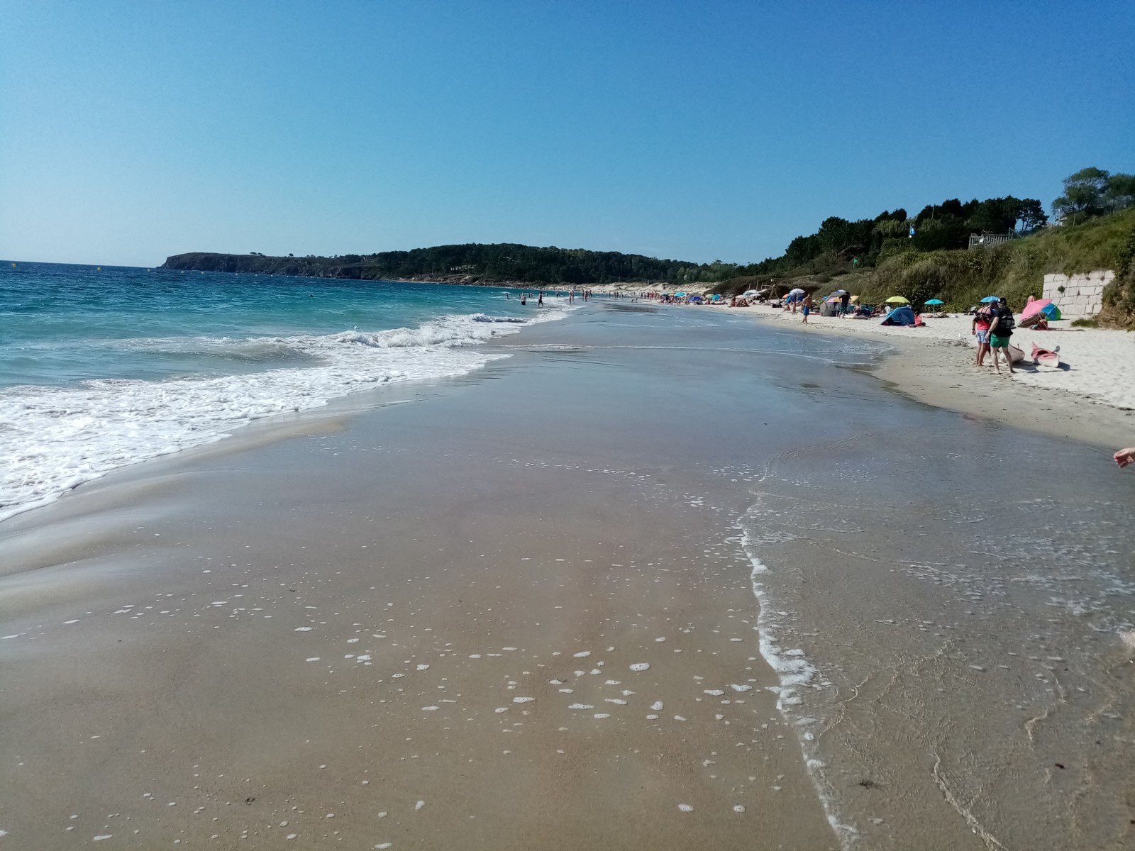 Foto di Pragueira beach circondato da montagne