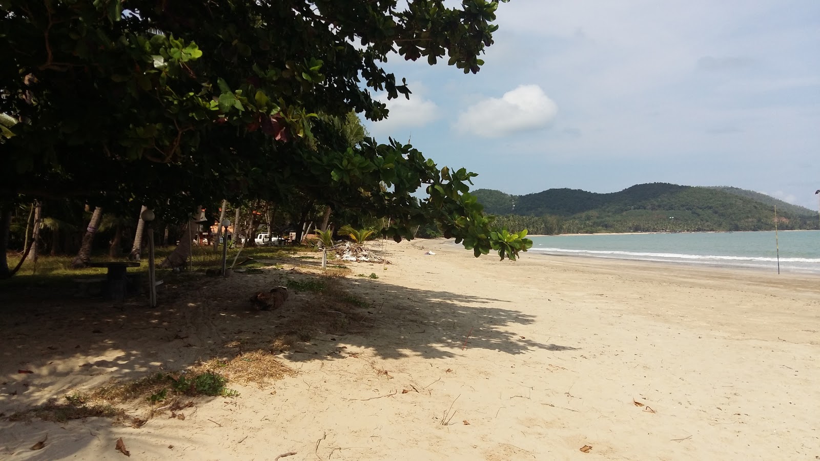 Photo de Ao Thung Makham Beach avec l'eau cristalline de surface