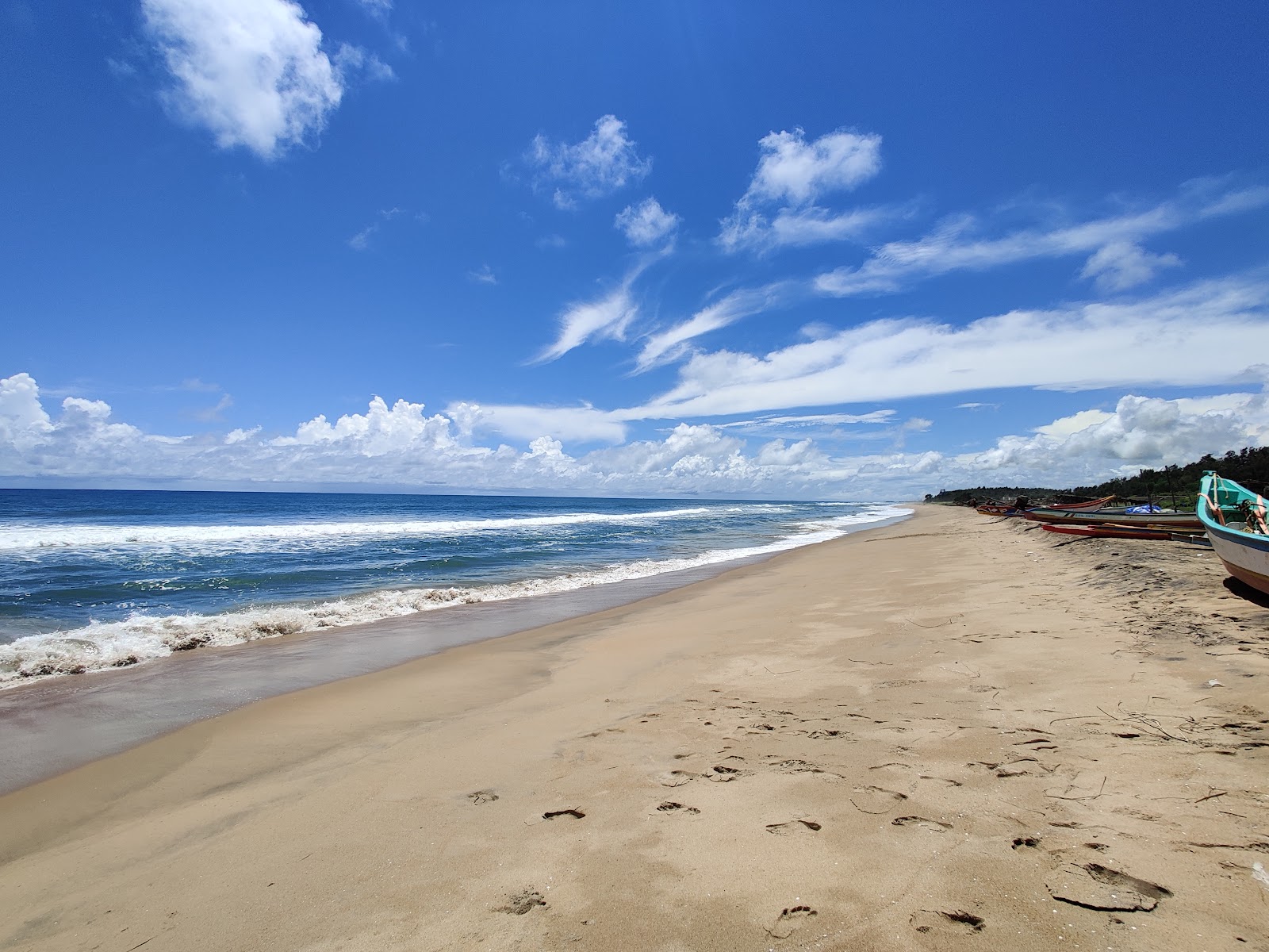 Fotografija Pattipulam Beach z svetel pesek površino