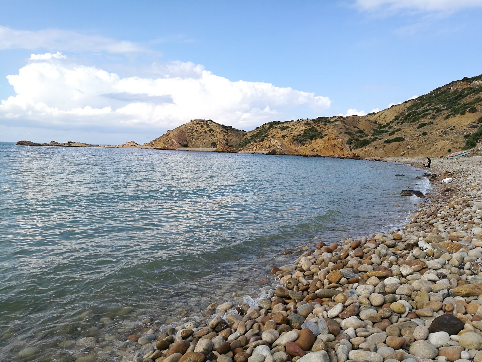 Foto av Korbous Plage omgiven av klippor