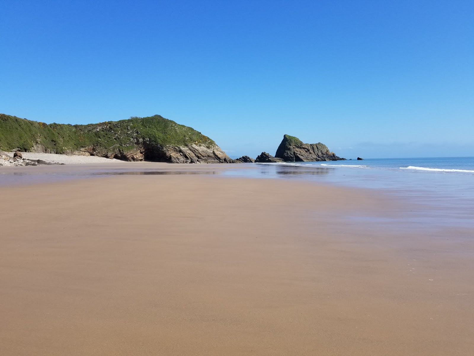 Fotografija Monkstone beach z svetel pesek površino
