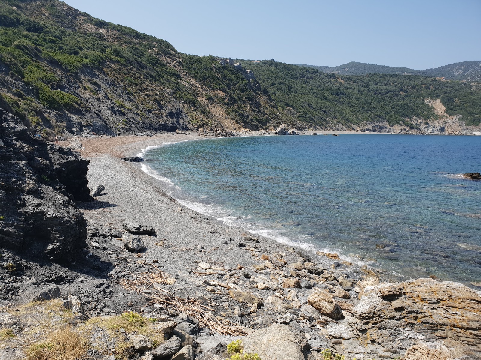 Foto de Megas Gialos beach con parcialmente limpio nivel de limpieza