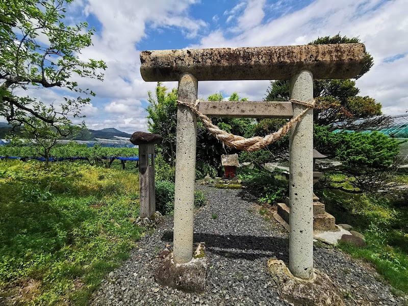 塩釜神社の石祠