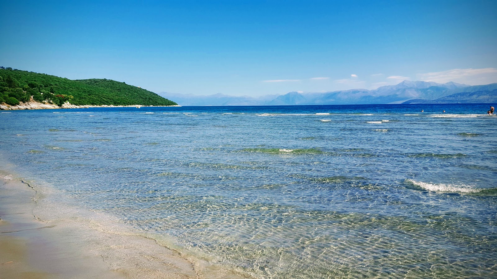 Photo de Plage d'Apraos situé dans une zone naturelle