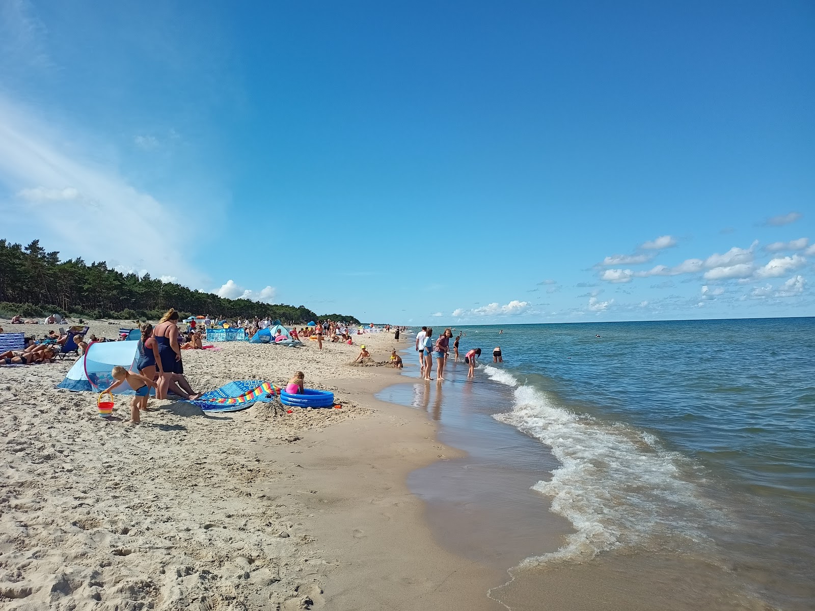 Foto van Ostrowo Beach met helder zand oppervlakte