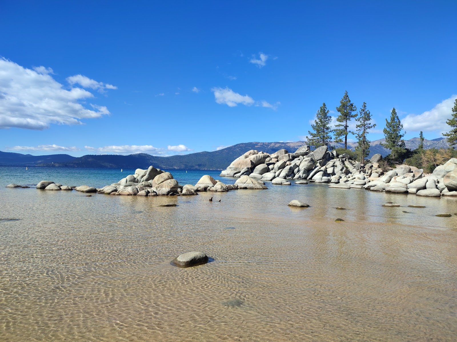 Fotografie cu Sand Harbor Beach II cu o suprafață de apa pură turcoaz