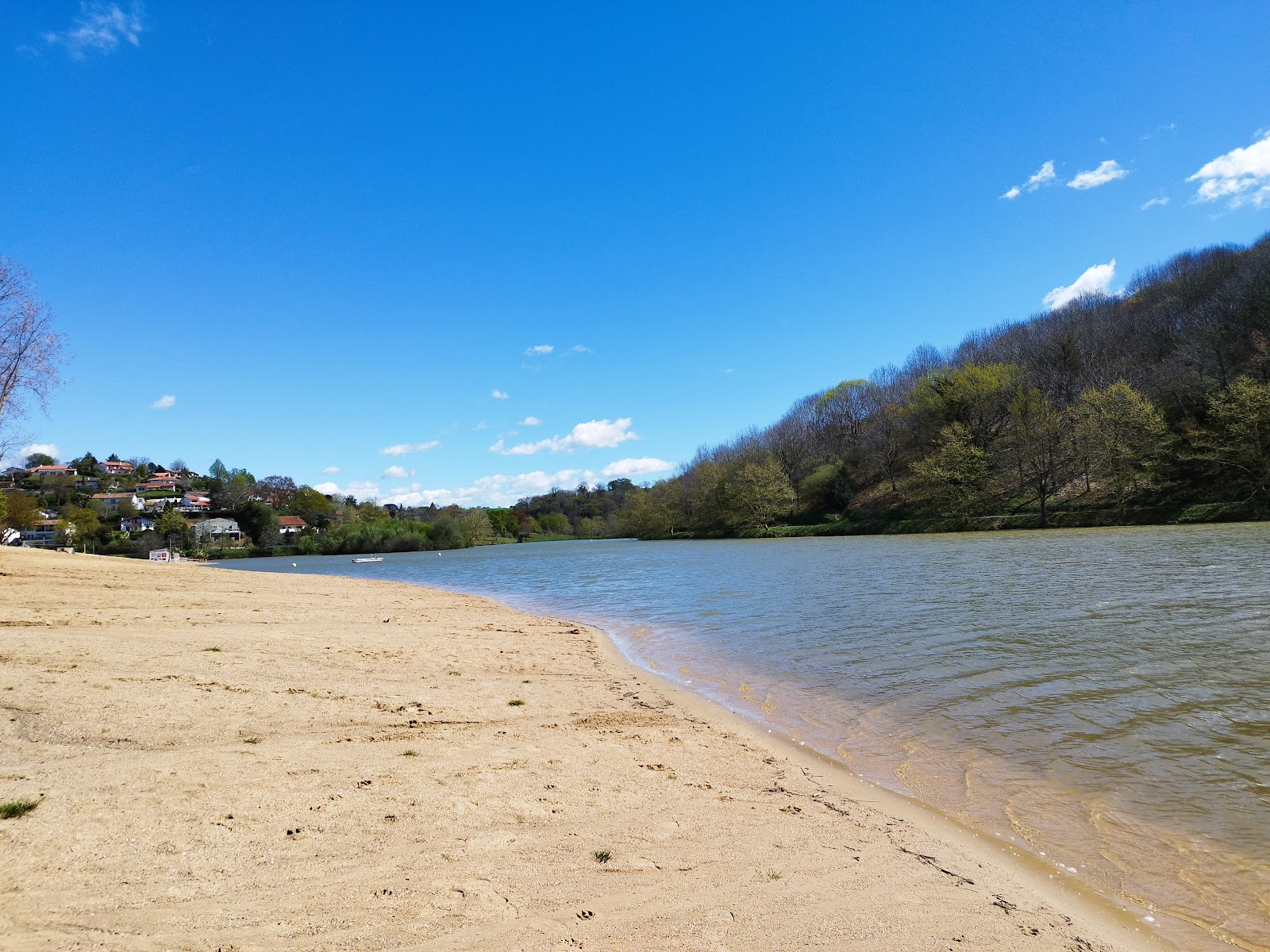 Plage du Lac de Saint-Pee-sur-Nivelle'in fotoğrafı imkanlar alanı