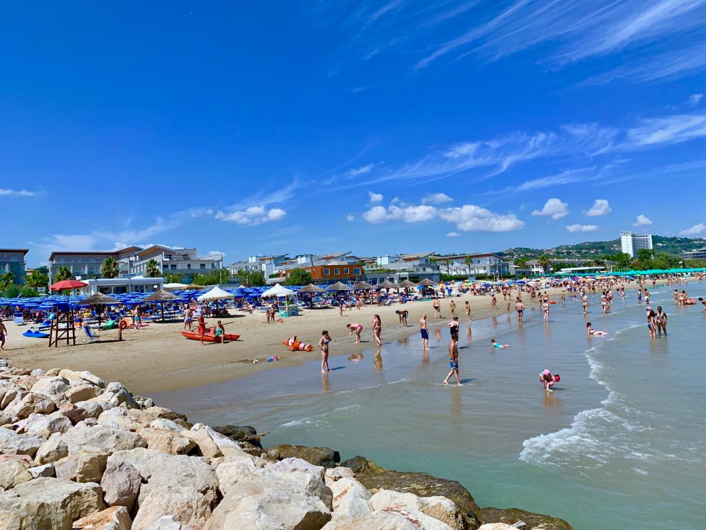 Pineto Beach'in fotoğrafı düz ve uzun ile birlikte
