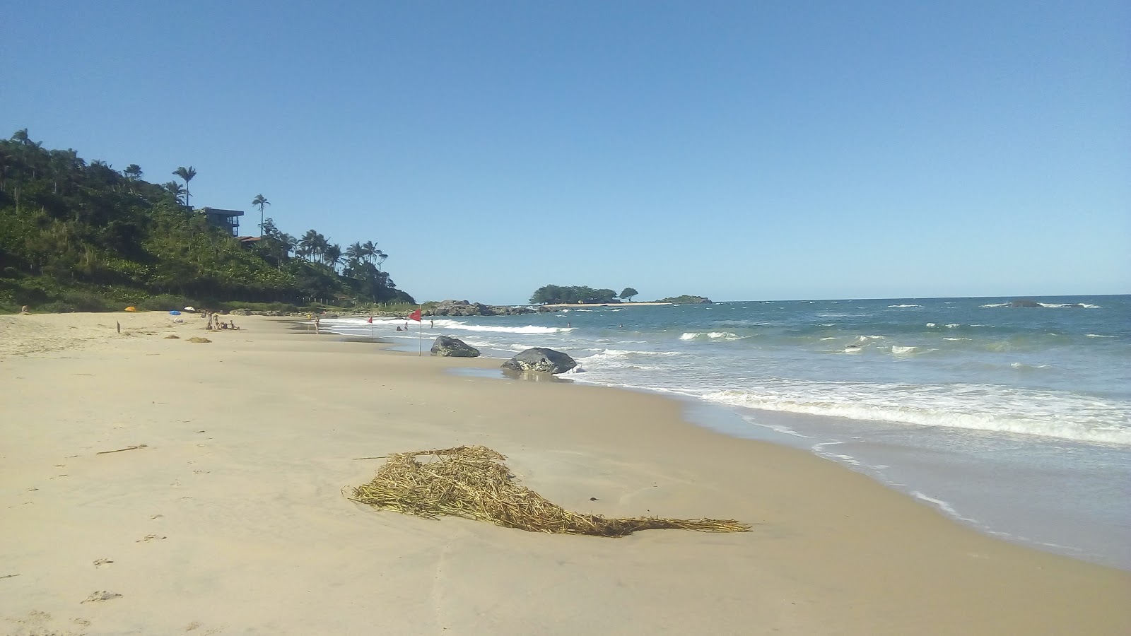 Foto de Praia Do Monge com areia brilhante superfície