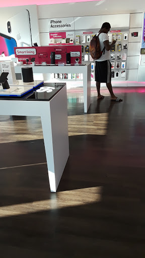 Cell Phone Store «T-Mobile», reviews and photos, 12603 Biscayne Blvd, North Miami, FL 33181, USA