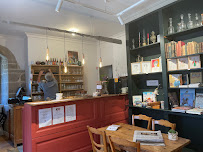 Atmosphère du Café Ailleurs Café - Café Librairie à Auray - n°2